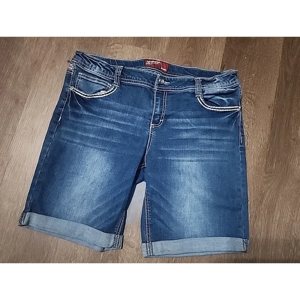 Arizona Women's Jean Co Shorts Bermuda‎ Embroidered Pockets Denim Blue Size 18.5